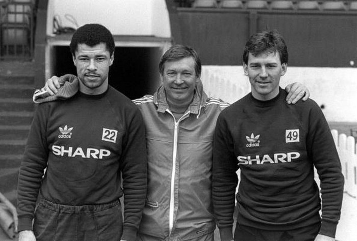 Cùng với Paul McGrath (trái) và Bryan Robson, năm 1987